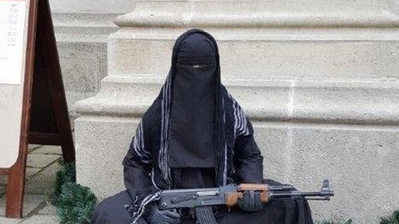 Polícia ešte neuzavrela prípad figuríny so zbraňou pred Dómom