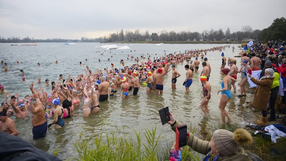 Rekord: Na Zlatých pieskoch sa kúpalo viac ako 600 otužilcov
