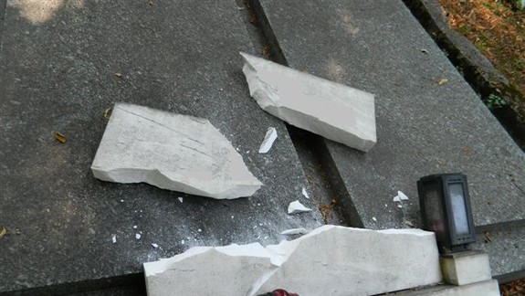 Na cintoríne v Slávičom údolí vyčíňal vandal