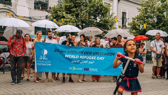 FOTO: Dáždnikový pochod by dnes mal vyjadriť podporu utečencom - prídu ľudia aj napriek horúčavám?