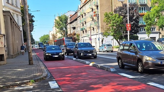 Problém širokého cyklopruhu na nábreží: Využívajú ho aj drzí vodiči osobných áut či motorkári