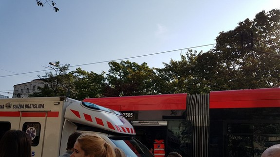 V Petržalke sa zrazila sanitka s osobným autom...