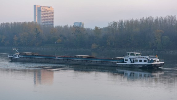 Dokedy bude nákladná loď uviaznutá na Dunaji, zatiaľ nie je známe