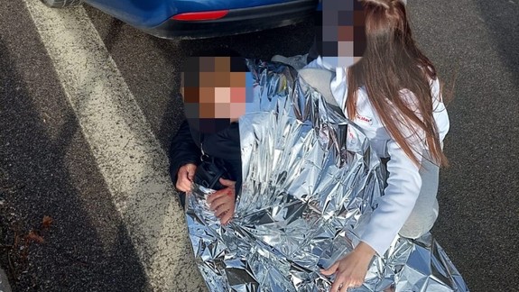 Záchrana života: V koľajisku električiek v Dúbravke ležala zranená žena. Ratovali ju policajti