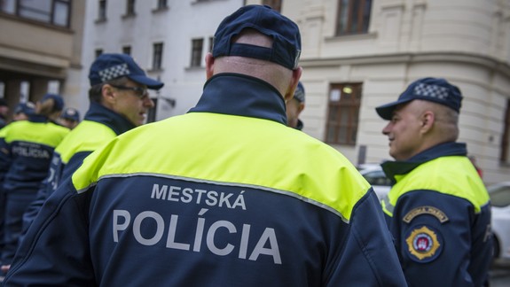 VIDEO: Mestskí policajti dávali pri Avione papuče na vozidlá falošných invalidov