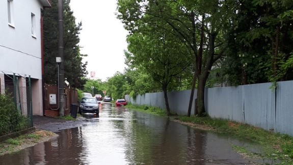 Obyvatelia tejto ulice pravidelne zápasia s vodou a blatom. Zisťovali sme, prečo cestu nik neopraví