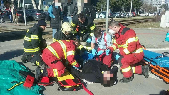 Nehoda: Električka zrazila v Rači motocyklistu