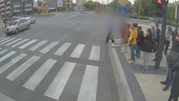 Obaja išli na červenú: Na Račianskom mýte zrazilo vozidlo MHD chodca