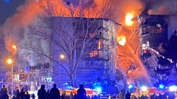 Na Drieňovej vypukol požiar 6-poschodového parkovacieho domu