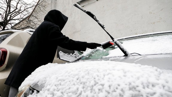 Kuriózny pokus o krádež auta - na ozbrojeného muža stačila metlička na odpratávanie snehu...