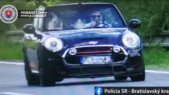 Vodič uháňal po diaľnici rýchlosťou cez 200 km/h