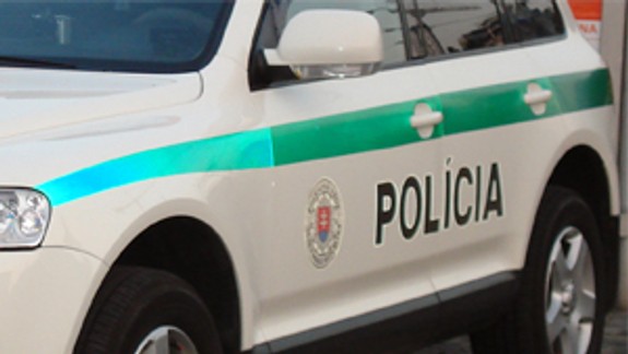 Policajti vyšetrujú okolnosti smrti muža na Gessayovej ulici