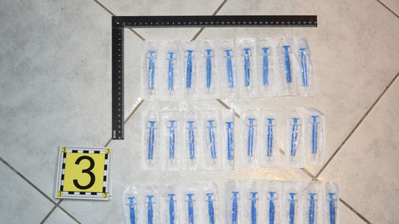 Polícia objasnila ďalšiu drogovú činnosť: Zaistené boli striekačky aj finančná hotovosť