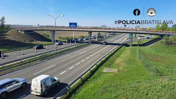 Doprava: Na diaľnici D1 v smere na Trnavu sa začína tvoriť kolóna
