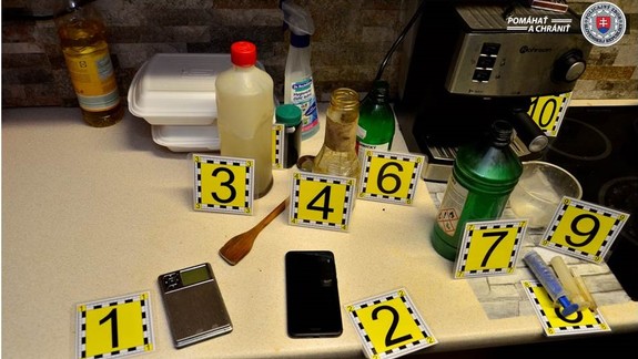 FOTO: Polícia sa pochválila drogovými úlovkami z dvoch domových prehliadok