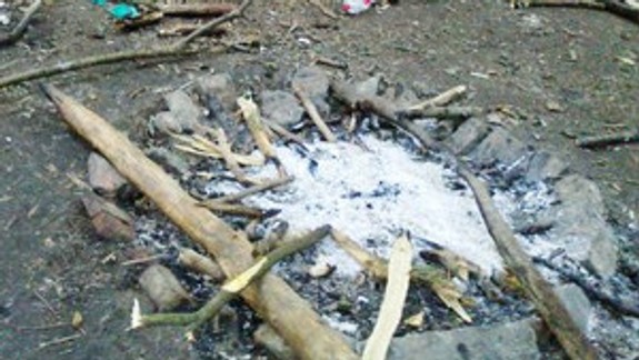 V lesoparku niektorí ľudia nerešpektujú zákaz založiť oheň