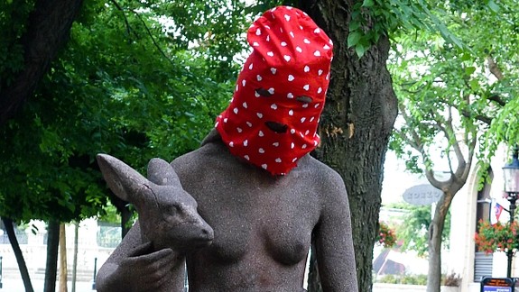 Bratislavské sochy mali kukly ako Pussy Riot