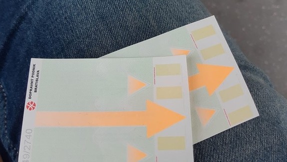 FOTO: Čo máte robiť, ak vám automat DPB vydá cestovný lístok na MHD bez potlače?