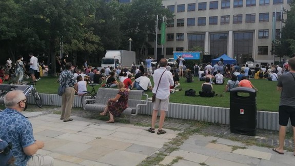 VIDEO: Pri Prezidentskom paláci je už len hŕstka ľudí, na Námestí slobody sa demonštruje Za očkované Slovensko