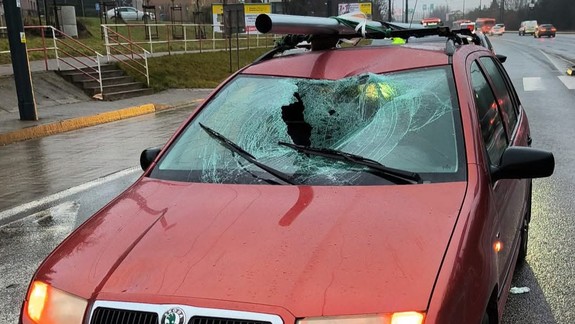 Na priechode na Gagarinovej zrazilo auto chodca, ktorý po silnom náraze rozbil čelné sklo