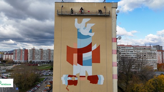 Vyšli z graffiti subkultúry: Kto sú umelci, ktorí prinavrátili na panelák monumentálnu maľbu Mierová pieseň?
