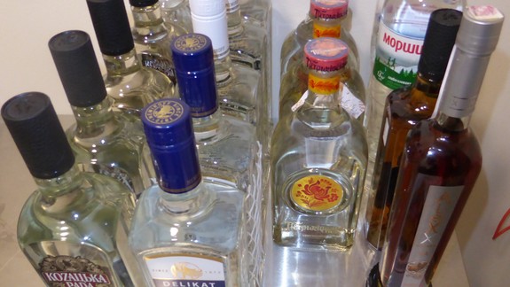 Colníci na letisku zachytia ročne tisícky cigariet a litre alkoholu