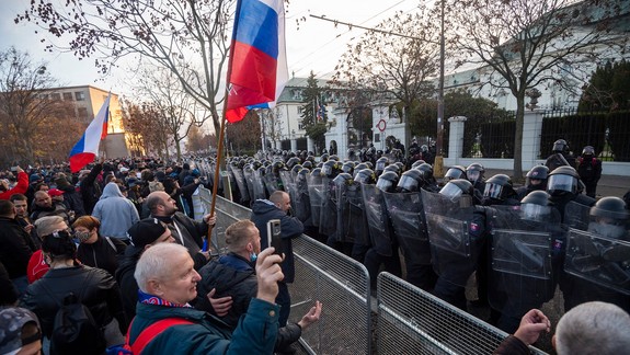 FOTO a VIDEO: V Bratislave sa v utorok konalo viacero protestných zhromaždení - vyvrcholili pred NR SR!