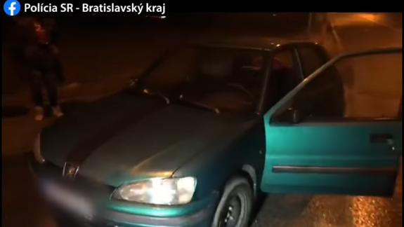 Vodič a spolujazdkyňa pri zastavení hliadkou na Bratskej javili známky požitia omamných látok
