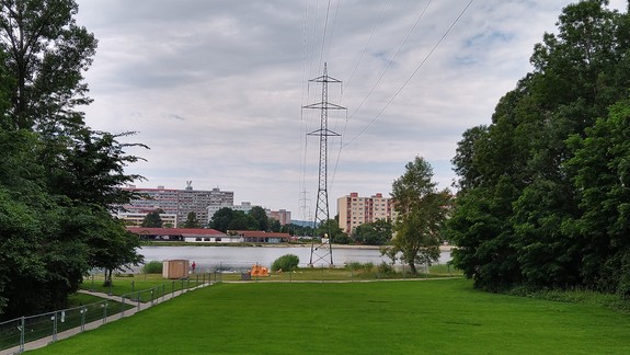 Petržalské zastupiteľstvo neschválilo referendum nielen o prekládke vysokého napätia ponad Draždiak