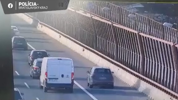 VIDEO: Uponáhľaná vodička všetkých obiehala po krajnici