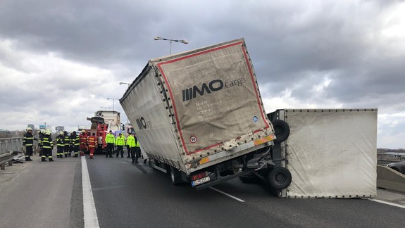 FOTO: Prístavný most smerom do Petržalky bol neprejazdný - čo sa tam stalo?