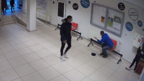 VIDEO: Bitka a kopance do hlavy pre upozornenie na rúško. Nepoznáte náhodou tohto mladíka?