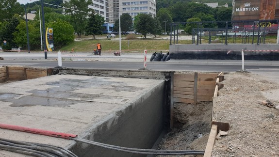 Rekonštrukcia radiály: Už vidno kostru nového podchodu v Dúbravke
