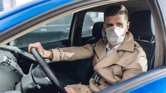 Preverili sme: Musíme mať rúško aj pri šoférovaní auta či na prechádzke v lese?