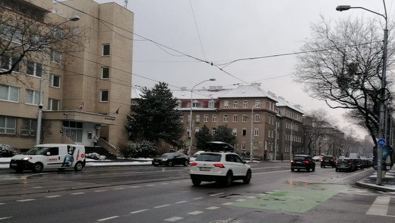 Doprava: Na viacerých miestach sa tvoria kolóny, vodiči sa zdržia