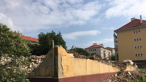 FOTO: Na rohu Vajnorskej a ulice Odbojárov búrajú starú školu a ľudia z blízkeho okolia sa búria. Prečo?