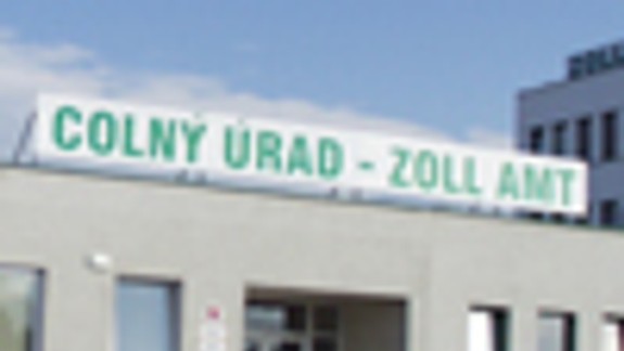 Osem bratislavských colníkov zadržali pre úplatky