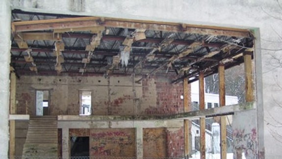 FOTO a VIDEO: Novomestskí poslanci žiadajú urýchlené zbúranie skeletu Snežienky