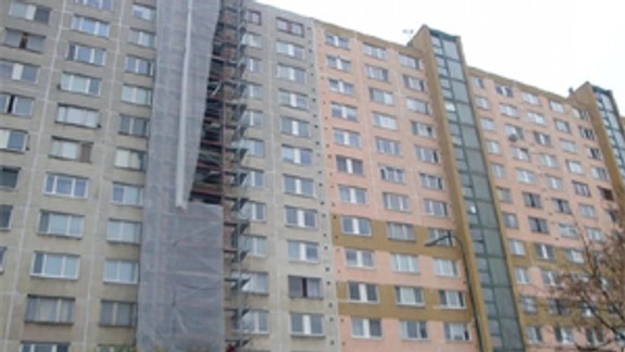 Policajti zachránili muža, ktorý chcel vyskočiť z balkóna