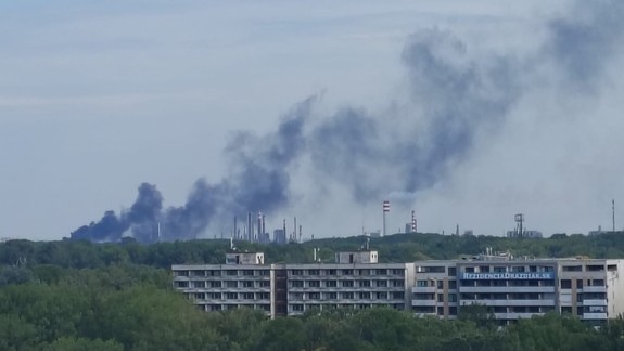 V rafinérii Slovnaft došlo k výbuchu, vypukol požiar
