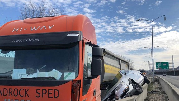 FOTO Hrozivá nehoda v Bratislave: Nákladiak pritlačil osobné auto o betón