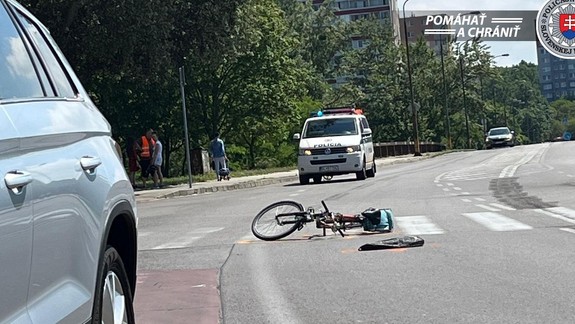 Jazda 82-ročného seniora cyklistu skončila v nemocnici, v Petržalke ho zrazilo auto