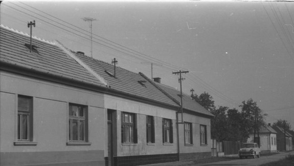 Pamätník spomína na búranie starej Petržalky: Vojdete do domu, ktorý má vykopnuté dvere...  na zemi ležia fotky majiteľov