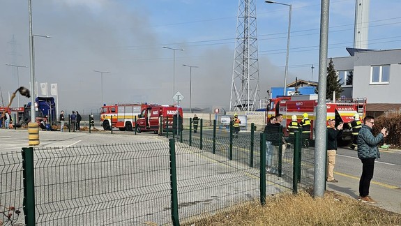 V Devínskej Novej Vsi začal horieť servis nákladných áut, plamene zachvátili celú budovu