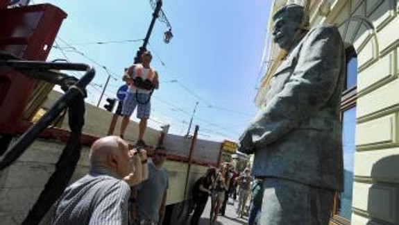 Na Prerušenú pieseň láka do SNG štvormetrový Stalin