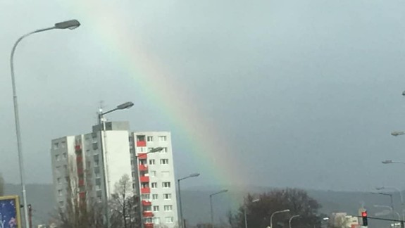 Sviatočná dúha očarila Petržalčanov: Nech žijú farebné Vianoce!
