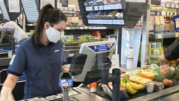 FOTO a VIDEO: Bol už na Slovensku koronavírusom infikovaný zamestnanec predajne potravín?
