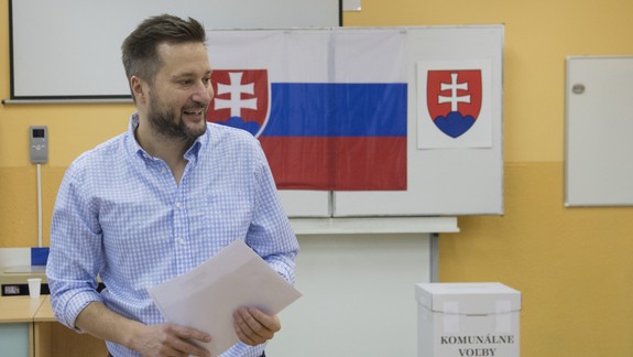 FOTO: Kandidát na primátora Matúš Vallo bol voliť v ZŠ na Mudroňovej ulici