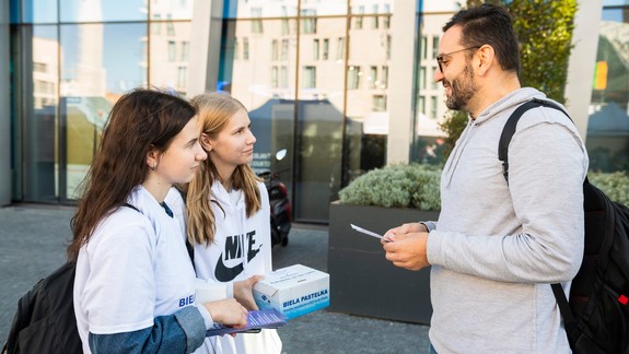 Zbierka Biela pastelka znovu spája ľudí v uliciach, môžete pomôcť nevidiacim a slabozrakým