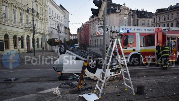 Nehoda na nábreží v centre mesta: Vodič narazil do stĺpa a prevrátil sa, zranili sa tri osoby